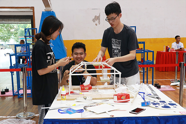 参赛小组成员合作完成模型制作 beat365亚洲版官网宣传部 隋明潓 摄0.jpg